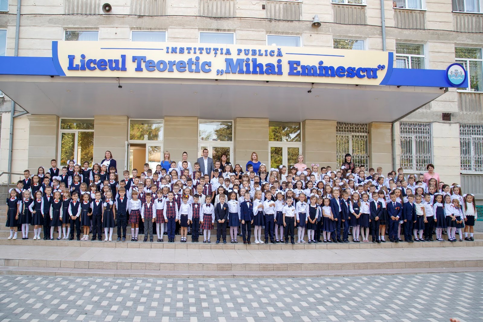 File Monument M Eminescu Bl Jpg Wikimedia Commons