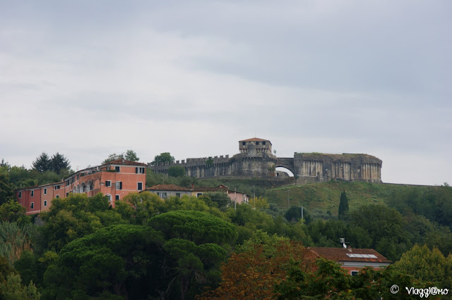 Il castello di Sarzanello sorge sull'omonima collina