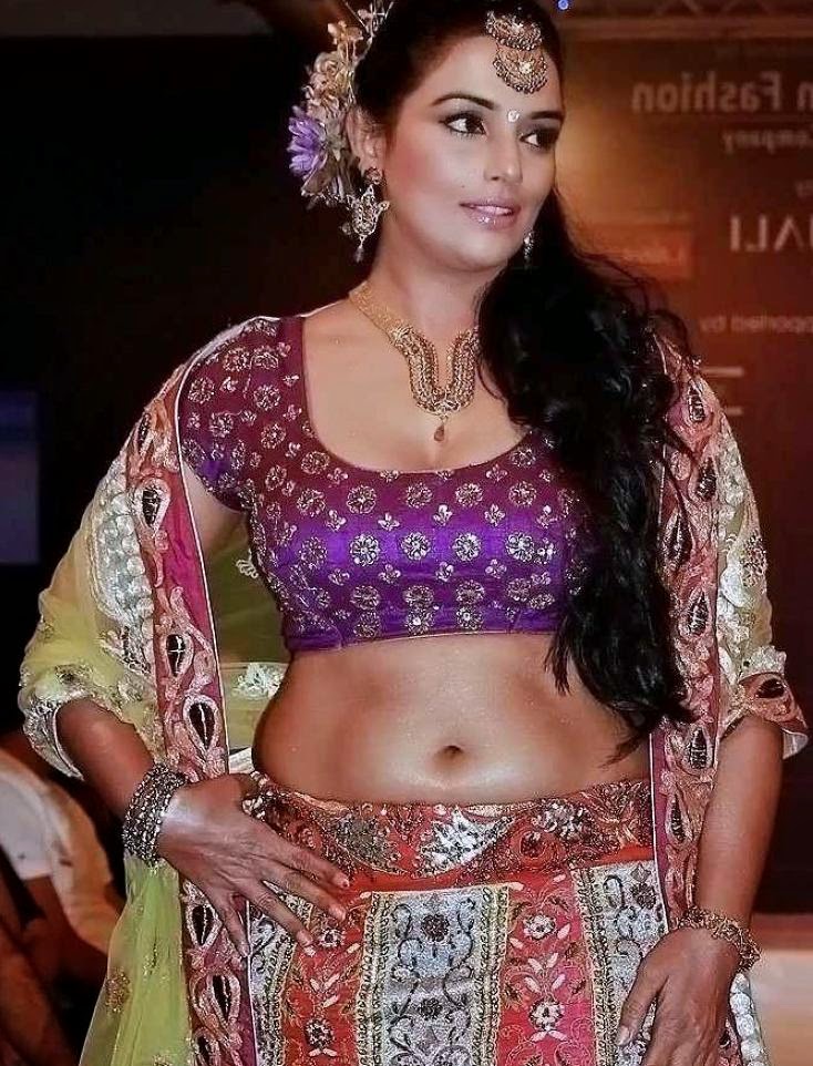 Swetha-Menon-Navel-Show2.jpg
