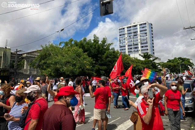 Manifestantes fazem atos contra Bolsonaro e a favor da vacina em todo o país