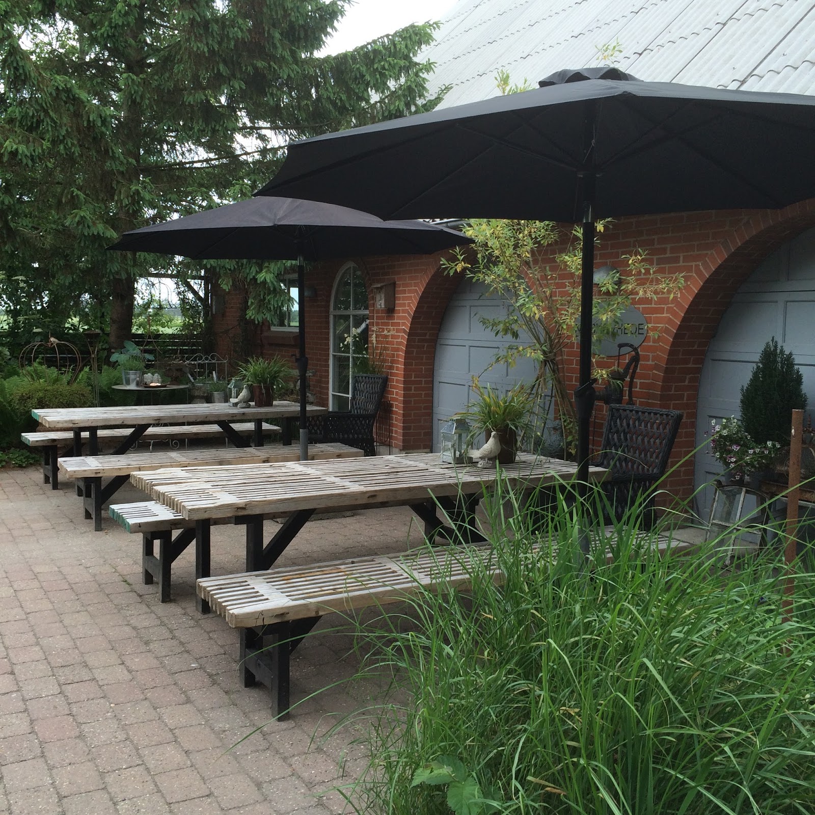 Fru Pedersens have: Velkommen på den store terrasse.