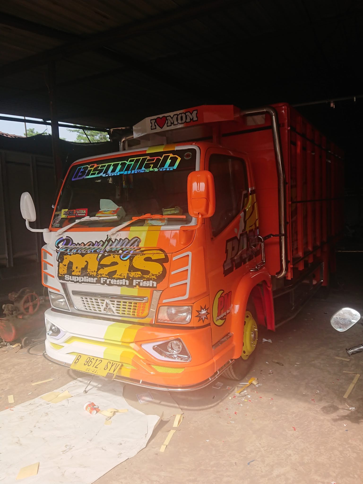 Bemper Jetbus dan Full LED Truk Modifikasi Canter Kombinasi Orange
