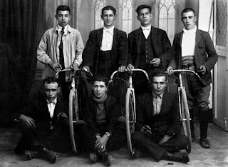 Membres del Club Ciclista Gavanenc. Anys vint. AMG. Col·lecció família Ferri Anguera.