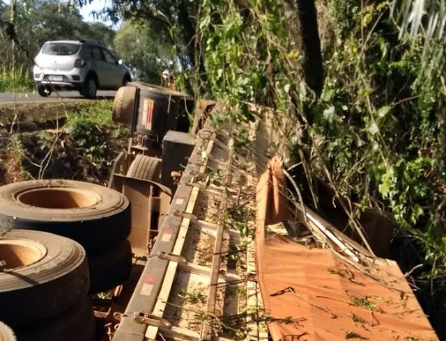 Manoel Ribas: Caminhão tomba na rodovia PR-487