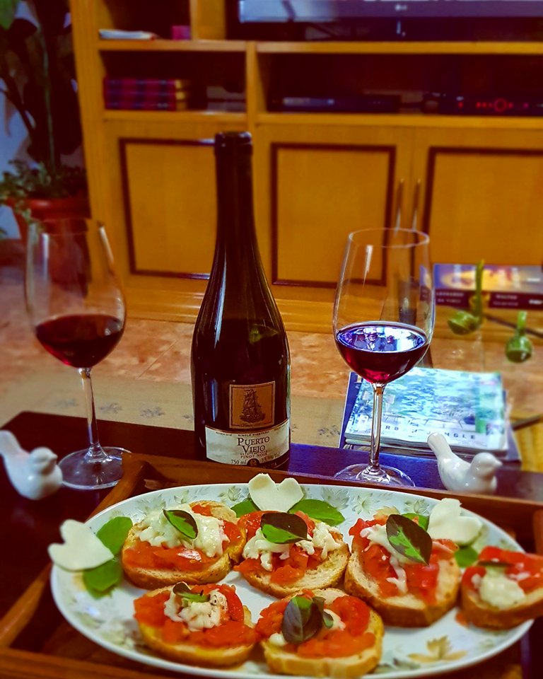 Apreciadoras de vinhos Bruschetta de mussarela de Búfala com vinho Puerto Viejo Reserva Pinot Noir