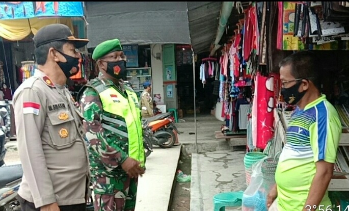 Danramil 01/Ranai Bersama Kapolsek Bunguran Timur Ikut Turun Merazia Masker di Pasar Tradisional Ranai Danramil 01/Ranai Bersama Kapolsek Bunguran Timur Ikut Turun Merazia Masker di Pasar Tradisional Ranai