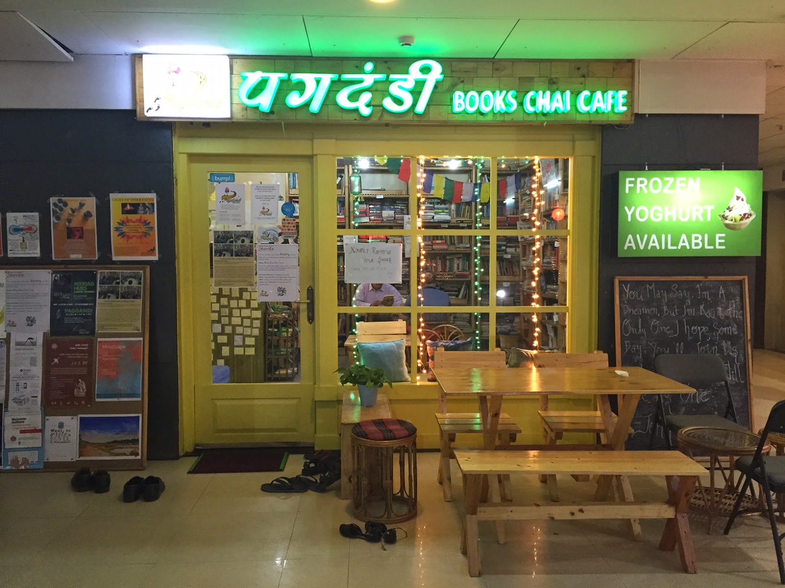 Review Pagdandi Books Chai Cafe Baner Pashan Road Pune night 