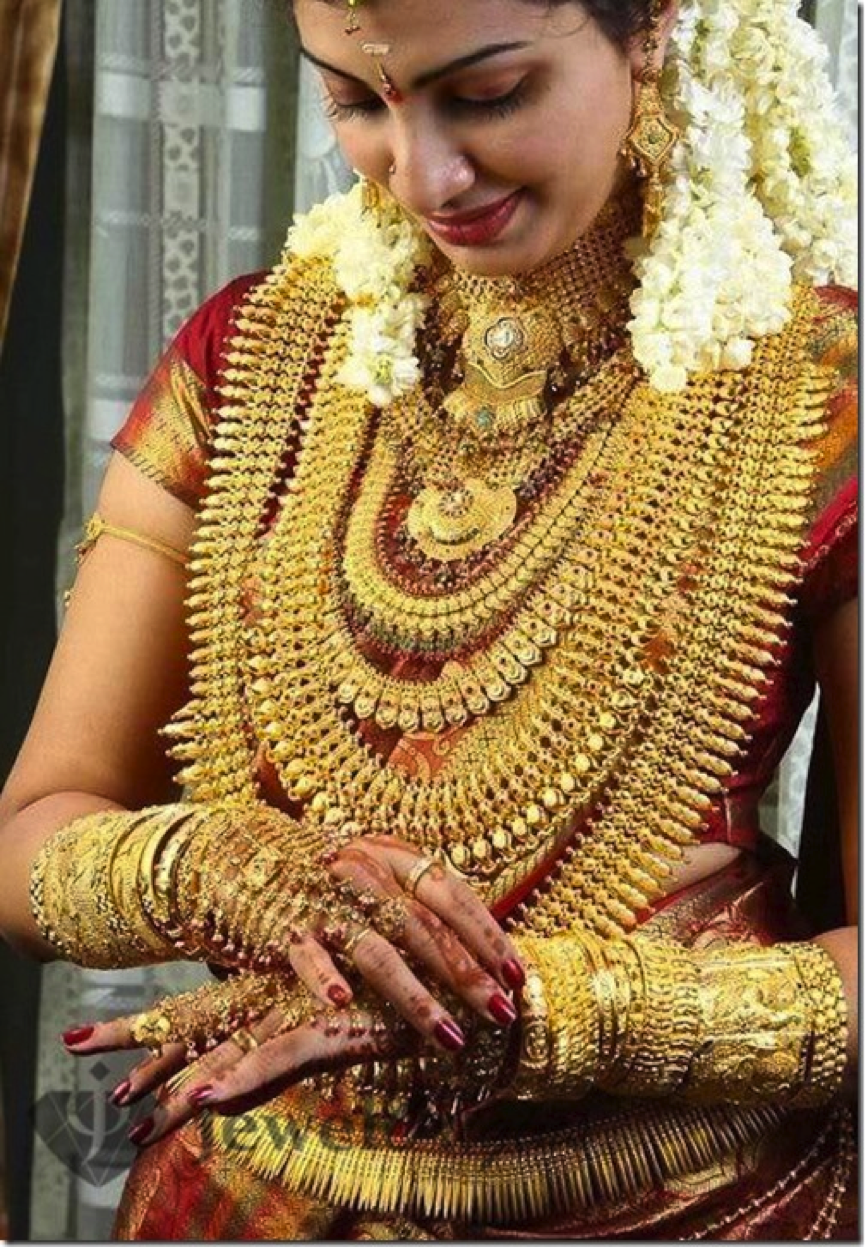 Индия украшения. Индийская девушка в золоте. Индийское золото. Индийские женские украшения.