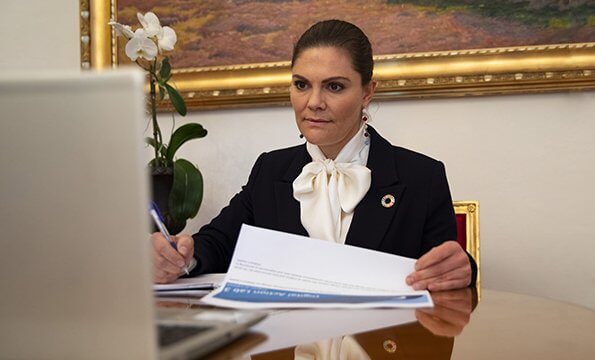 Crown Princes Victoria wore a molena navy blazer from Tiger of Sweden, and a white silk blouse, and childhood earrings from Sophie By Sophie