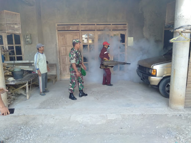 Cegah DB Babinsa Newung Bersama DKK Laksanakan Fogging Cegah DB Babinsa Newung Bersama DKK Laksanakan Fogging