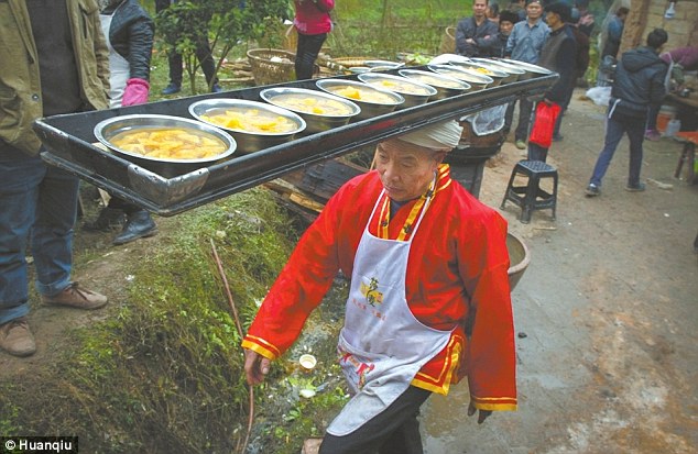 KEREN! Kakek Ini Bisa Angkut 10 Piring Hidangan Sekaligus di Kepalanya Loh!