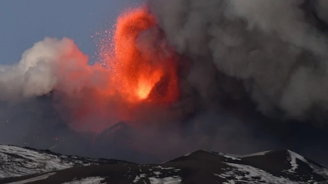 Σικελία: Θεαματική έκρηξη του ηφαιστείου της Αίτνας