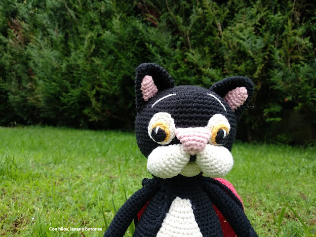 Con hilos, lanas y botones: el gato Samaín amigurumi (patrón Cucapuntoes)"