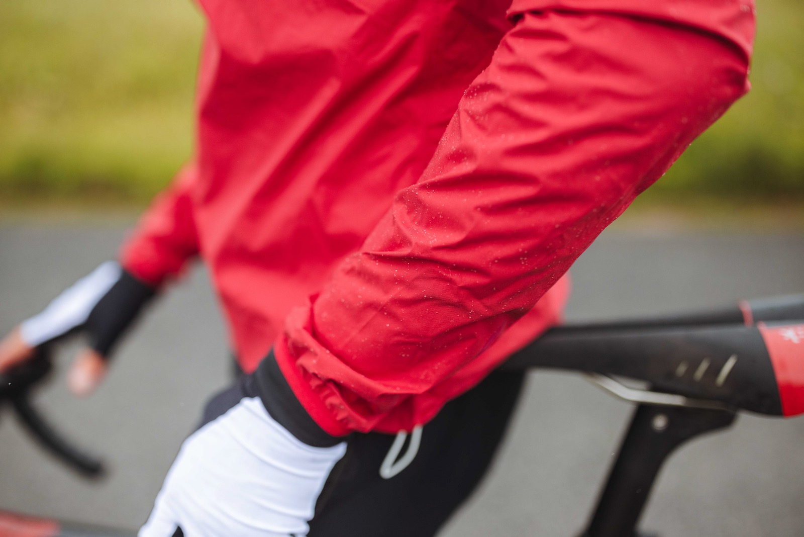 Review Rapha Men's Core Rain Jacket II Waterproof Cycling Jacket