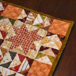 #QuiltBee: Rhubarb Crisp quilted table runner