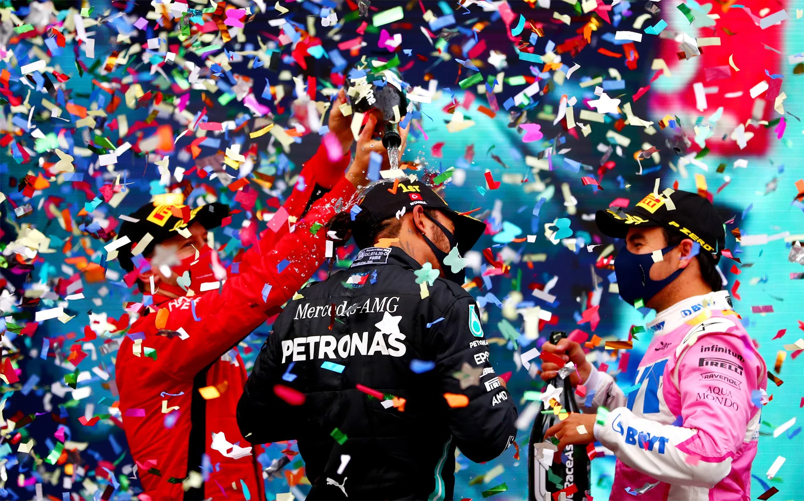 Lewis Hamilton festeggiato da Sebastian Vettel e Sergio Perez