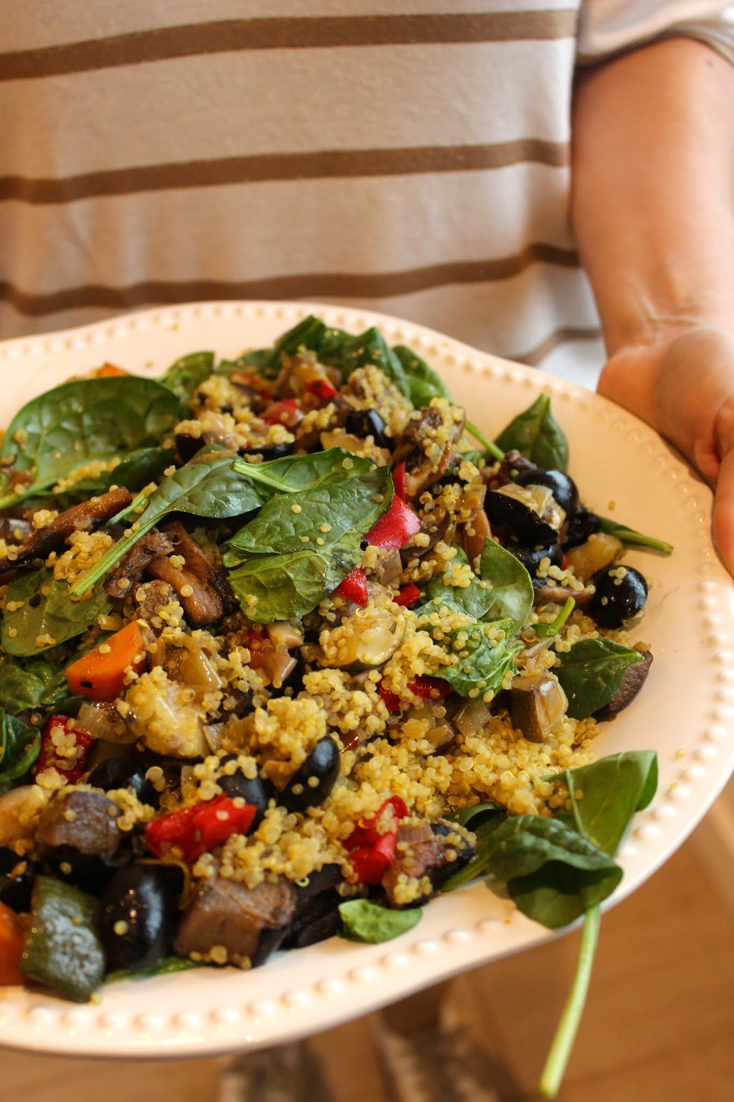 Salada Morna de Quinoa com Legumes Assados, Azeitonas e Espinafres Frescos
