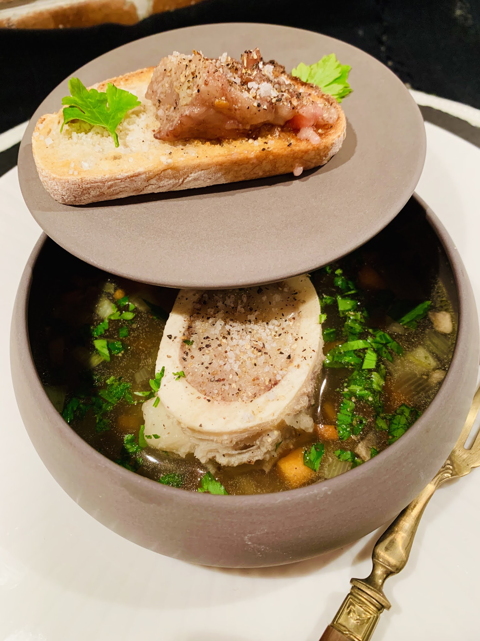 BOUILLON DE PETITS LÉGUMES À L’OS À MOELLE