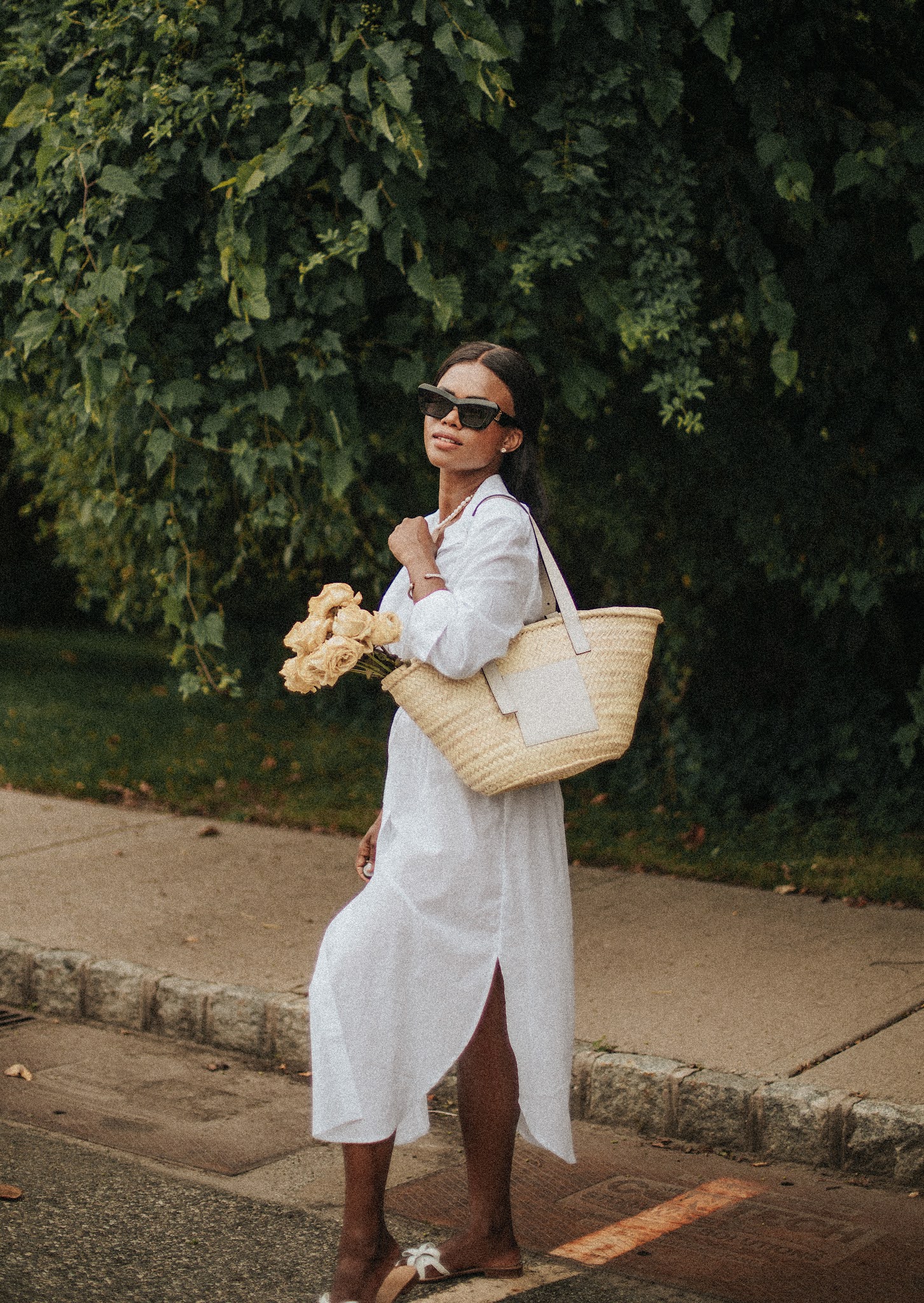 Small leather-trimmed woven raffia tote