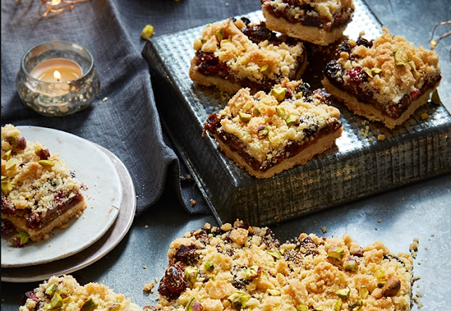 Mince pie crumble traybake.