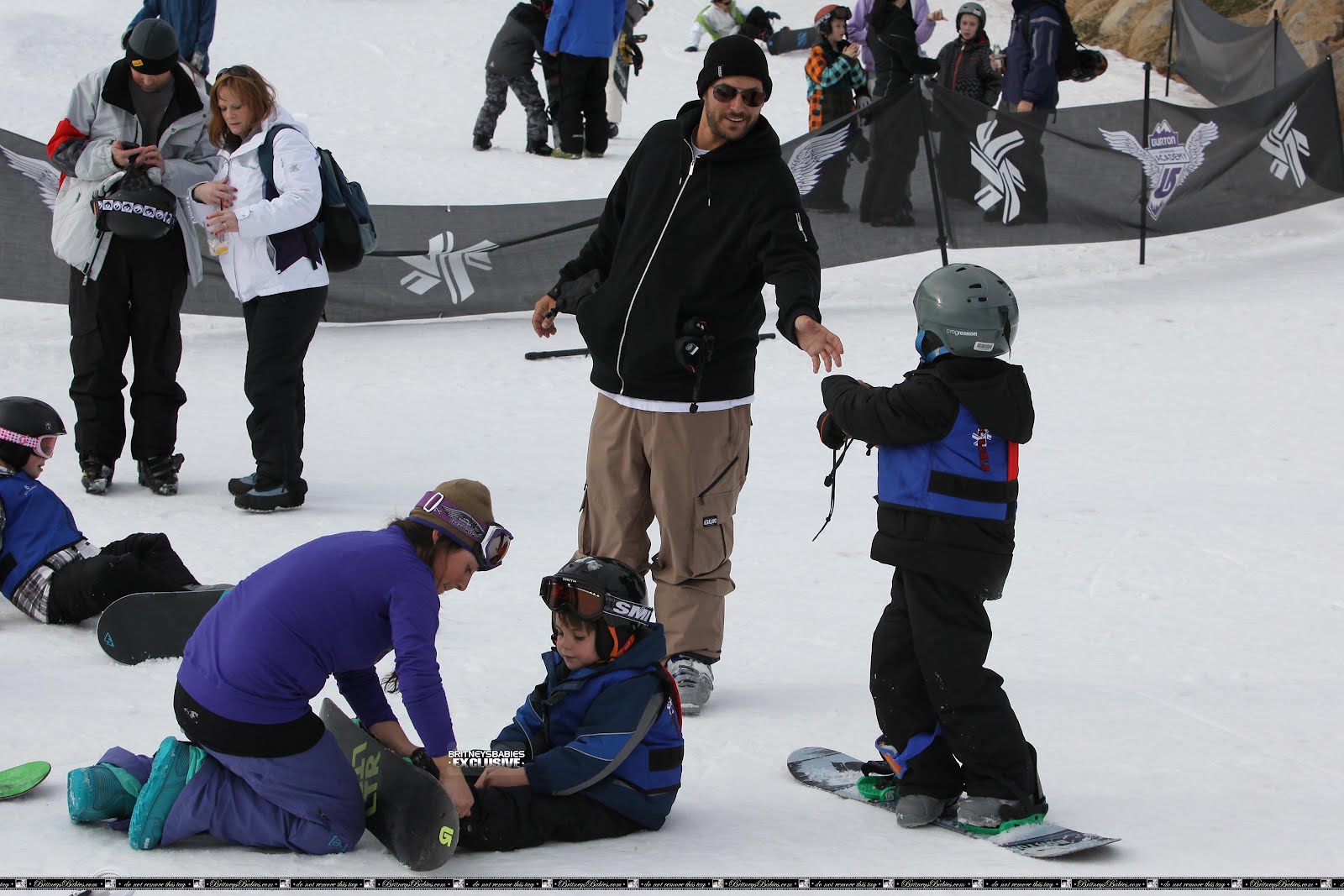 Kevin Federline World New PhotoKevin Federline and sons enjoy a spot
