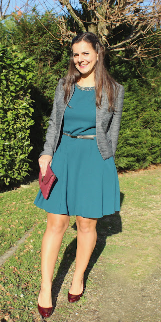 robe vert sapin oasis, veste grise naf naf, chaussures minelli bordeaux