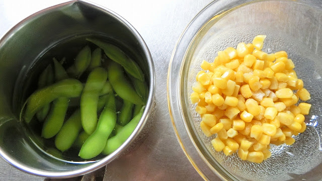 冷凍枝豆と冷凍とうもろこしを解凍し、生姜はみじん切りに切ります。