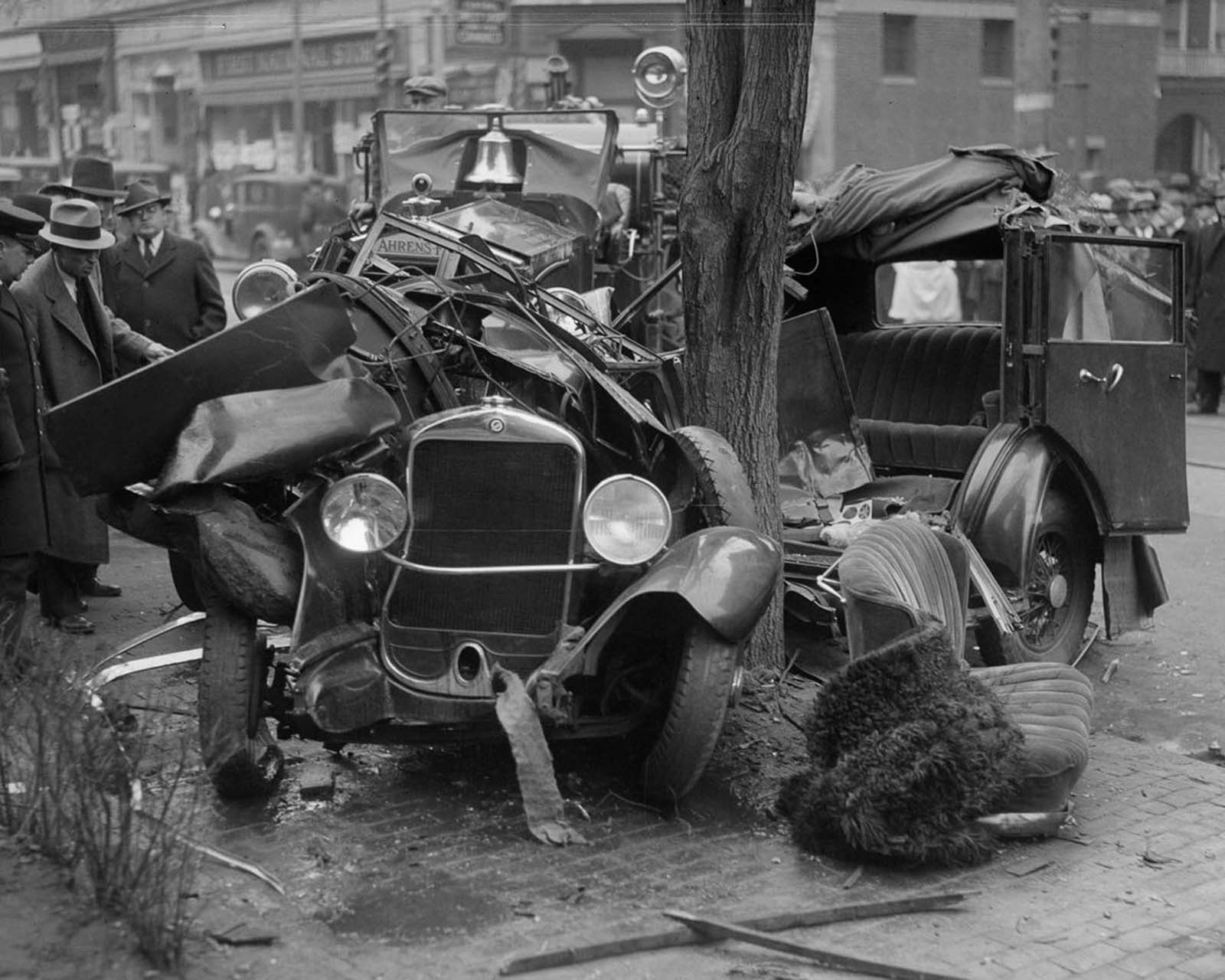 Жизнь в 20 30 годы прошлого столетия. Первое в мире ДТП 1896. Автомобильные ретро-аварии. Автомобильные аварии прошлого века. Авария ретро автомобиля.