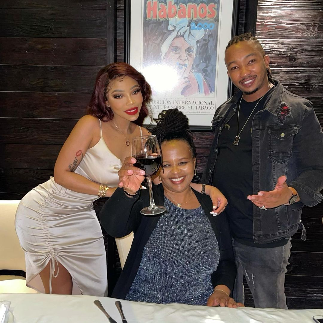 Photo of Faith Nketsi and her mother and brother