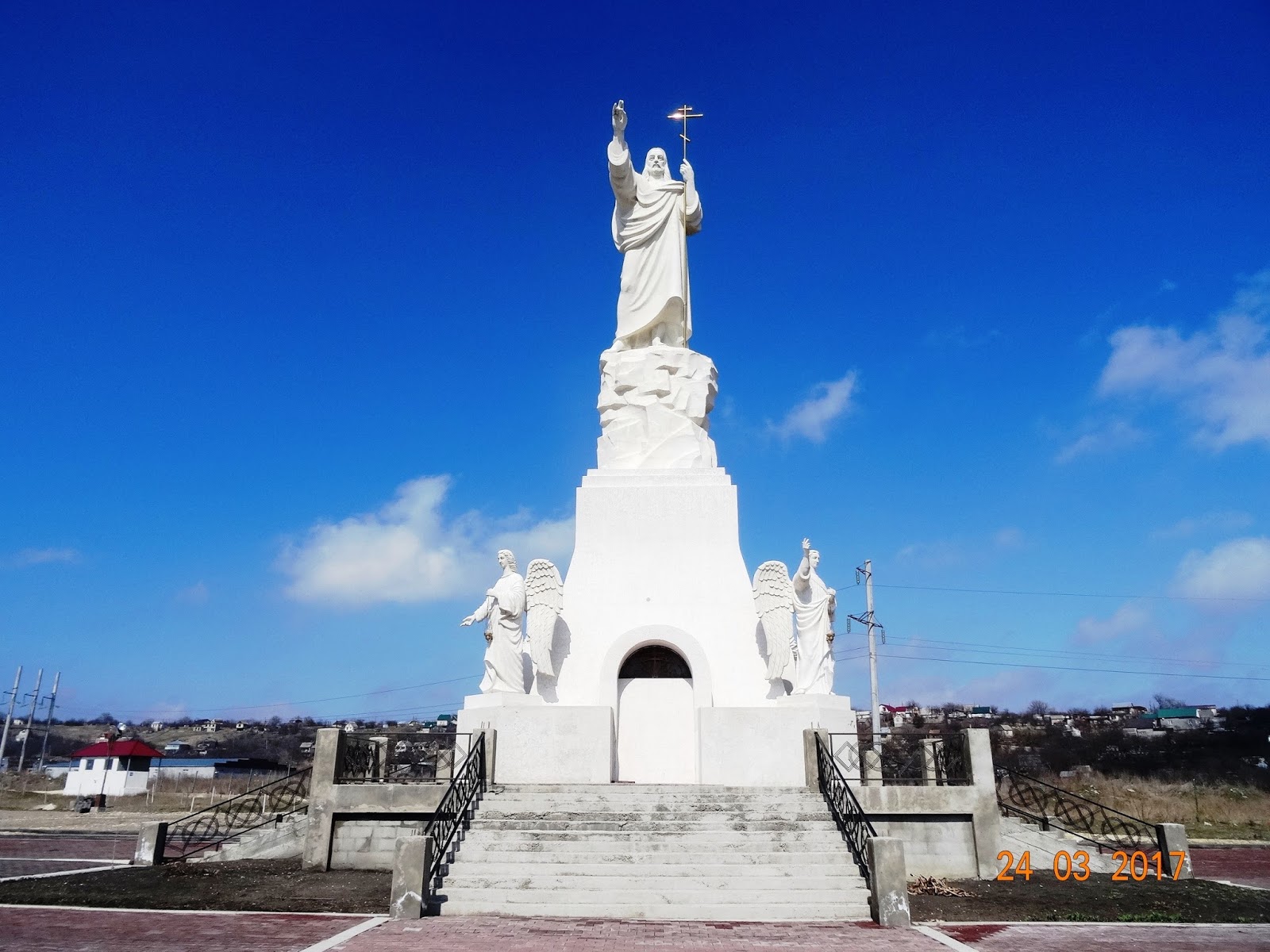 монумент иисуса христа в ессентуках. иисус в ессентуках. статуя христа в ессентуках фото. ессентуки скульптура иисуса христа. статуя иисуса христа в ессентуках.