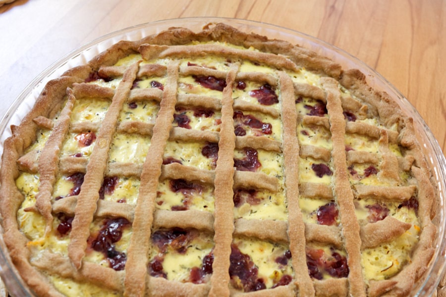 SauerkrautKuchen mit Roggenteig und Preiselbeeren