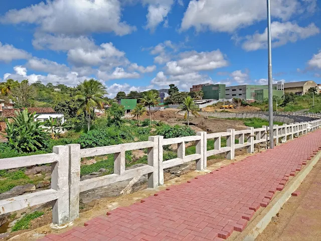 Avenida Íris Vieira Souto Maior em Bom Jardim, Pernambuco sendo finalizada