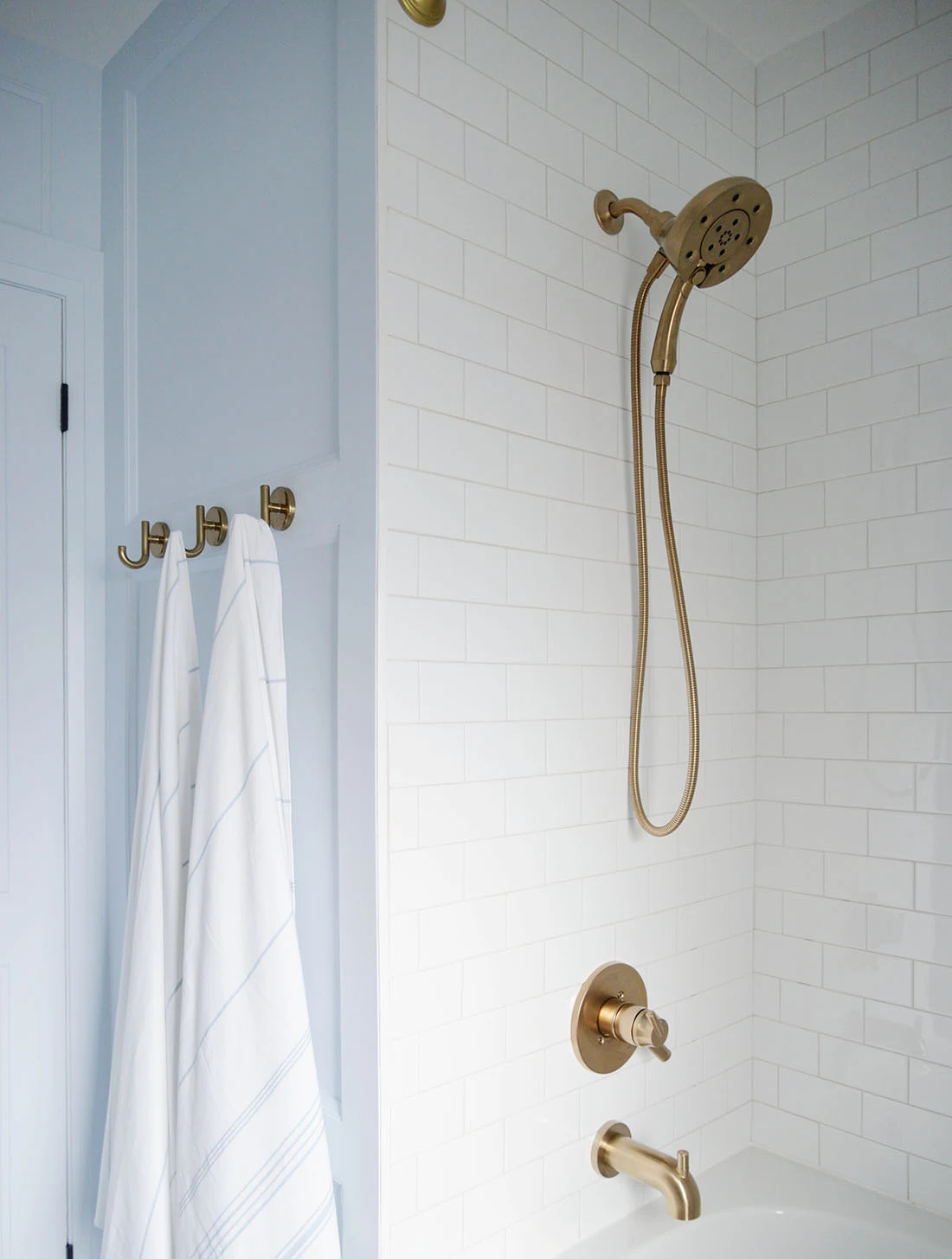 mixing metal finishes, mixing metals in bathroom, brass mixed with black metal