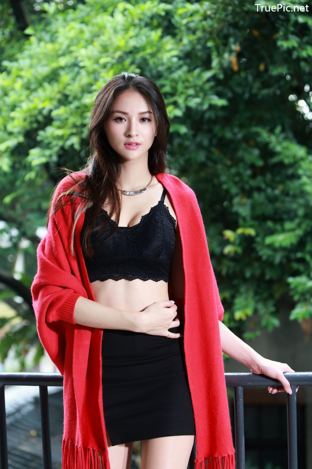 Image-Taiwanese-Beautiful-Long-Legs-Girl-雪岑Lola-Black-Sexy-Short-Pants-and-Crop-Top-Outfit-TruePic.net- Picture-1