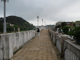 young woman stretching on a wall bordering the Gui River (桂江) in Wuzhou (梧州)