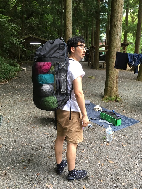 森の広場: キャンプ用のバックパック