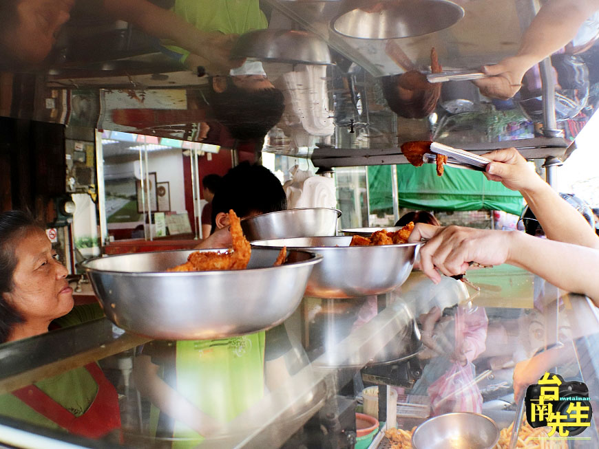 台南炸雞/懶得賺錢只賣週六日/一大早就營業飄香20多年/限量供應一起鍋就秒殺/晚來只能吃屑屑/老闆忙到手都沒停過