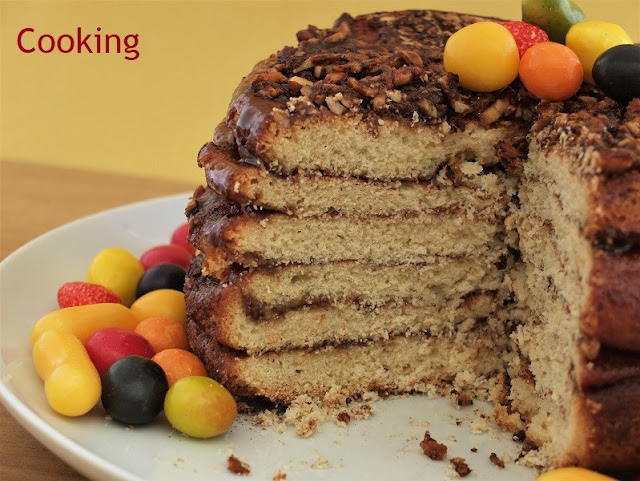 O bolo de folha ou bolo do tacho é um folar de Páscoa, típico de Olhão e Estói,  feito com várias camadas de massa intercaladas com açúcar, mel e canela.