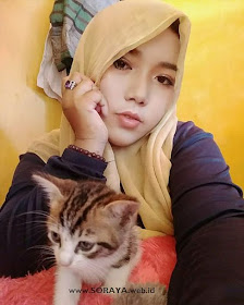 gadis berjilbab penyuka kucing