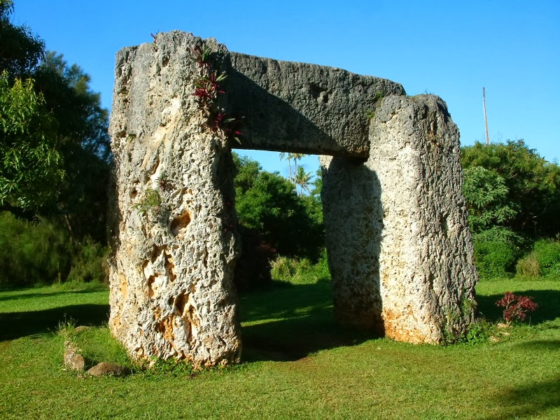 Камень на букву т. Ворота Тонга. Остров Тонга ворота. Каменные сооружения. Сооружения из камней.
