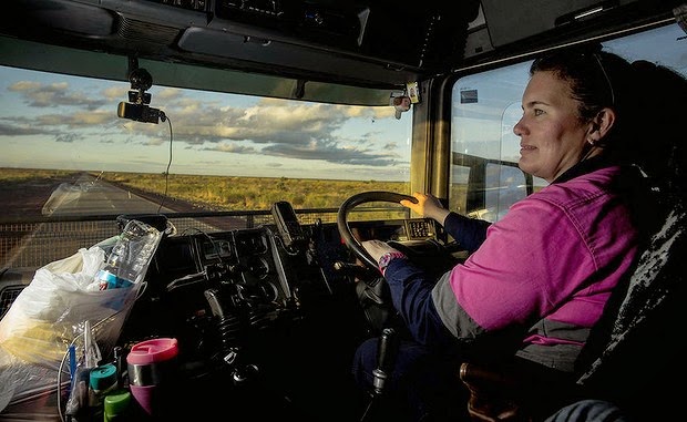 машина "дальнобойщик". дальнобойщики зимой. дальнобойщик уснул за рулем. водитель дальнобойщик. молодые дальнобойщики.