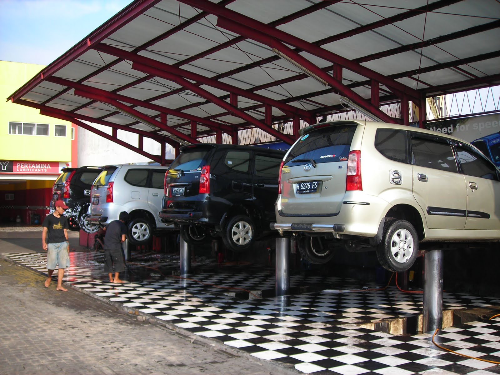 Auto Beauty AKTIVITAS CUCI MOBIL di AUTO BEAUTY Semarang