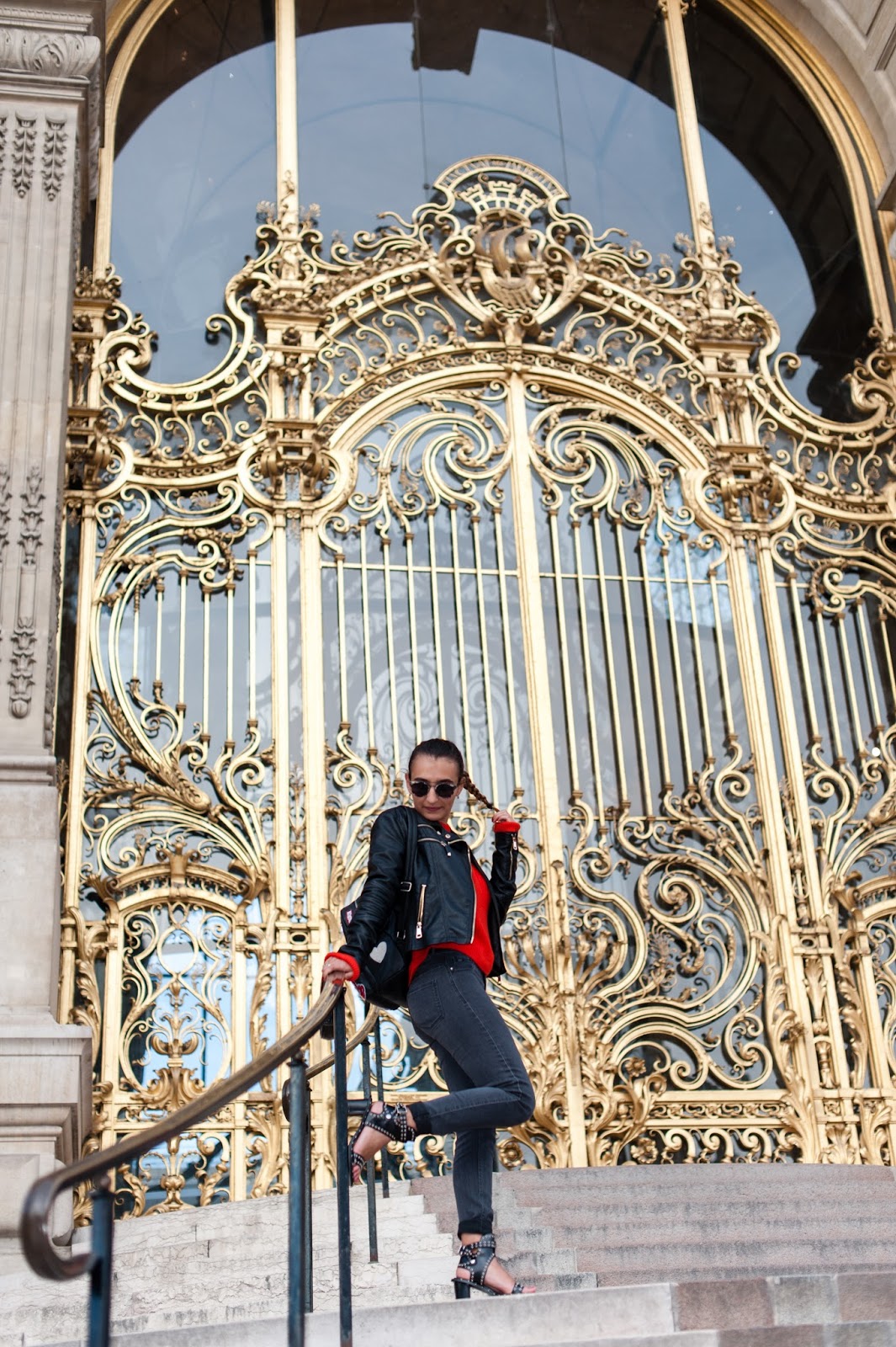 blog blogger referencement SEO look mi saison sac à dos talons imitation luxe Shein paris grand palais blogueuse mode fashion lifestyle outfit mode cloutée sac a dos sacha stickers couleur estivale d'été sandales à talons petit pull mailles veste en cuir jean simplicité talons