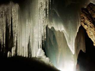 Menaja Keindahan Gua Es Abadi eisriesenwelt ice cave