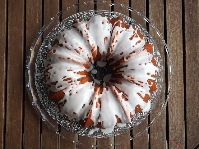 Bundt cake con limón, jengibre y pimienta, perfecto para el desayuno y la merienda. Con glaseado de limón.