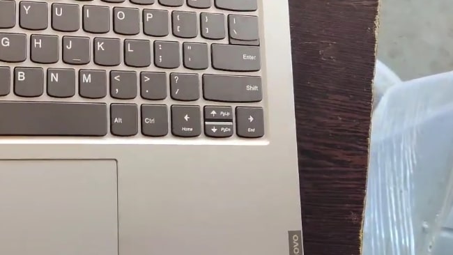 Small and very closely placed 2 arrow keys on the keyboard of this laptop.