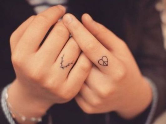 tatuagens femininas de coração para os dedos tatuagens femininas de coração para os dedos