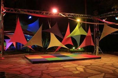  Decoração em Malha Tensionada Triagular varias cores sobre-posição aleatorio  em Festa 15 anos