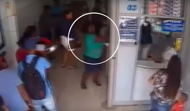 Mulher quebra vidros de Lotérica em Irecê após suposto bloqueio do Bolsa Família; vídeo