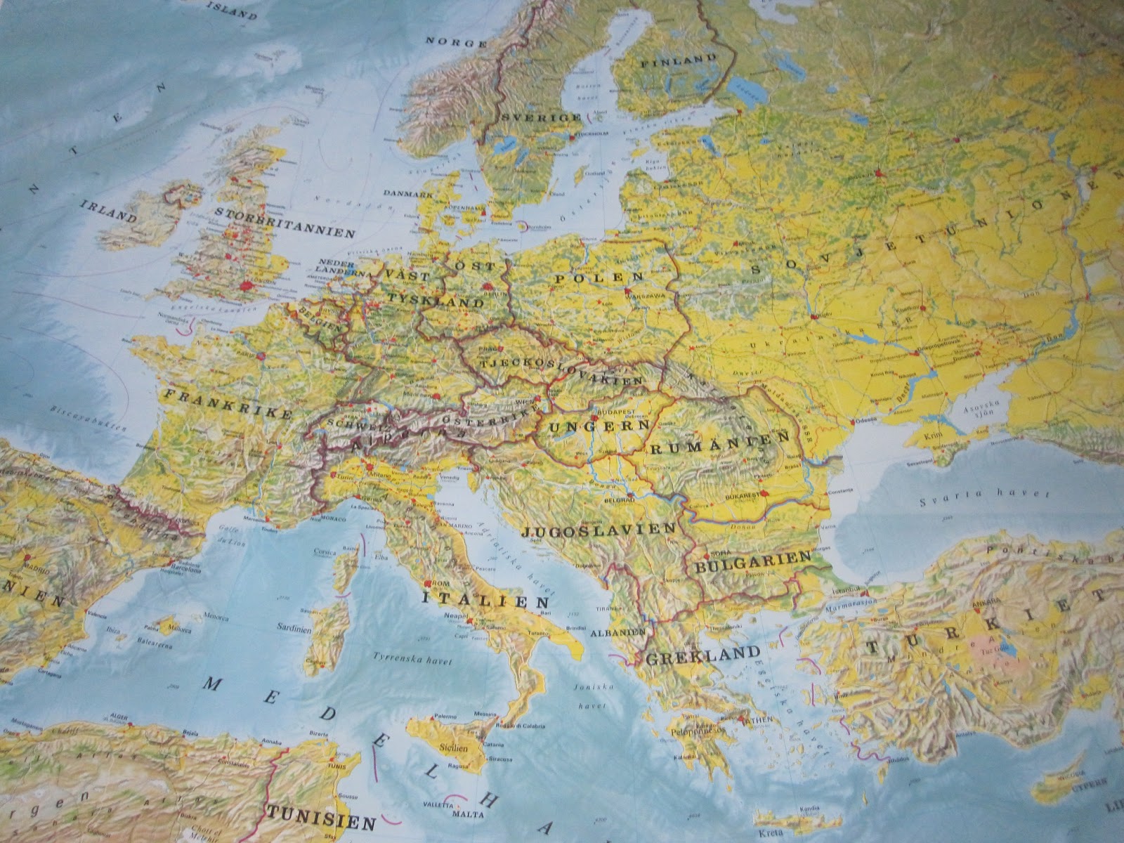 Bland blommiga kaffekoppar och udda pinnstolar...: Europakartan